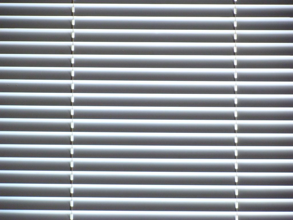 Home Zonwering in Amsterdam met screens en markiezen voor bescherming tegen zonnestraling en warmte