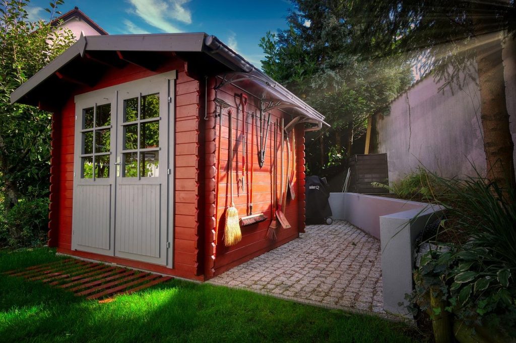 Vergelijking blokhut of schuur voor de tuin: twee tuingebouwen met verschillende stijlen en materialen